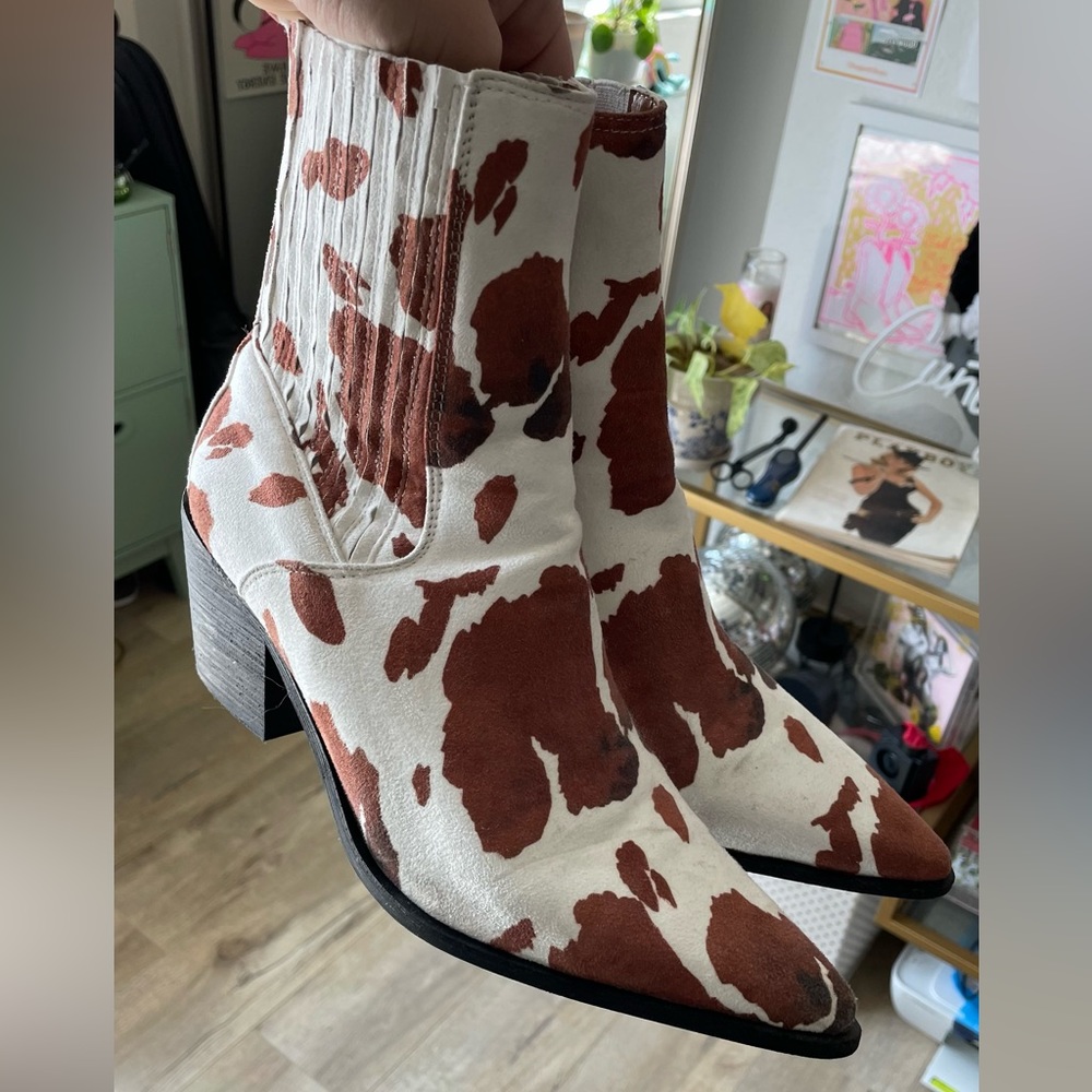 Pointed Cow Print Cowboy Boots